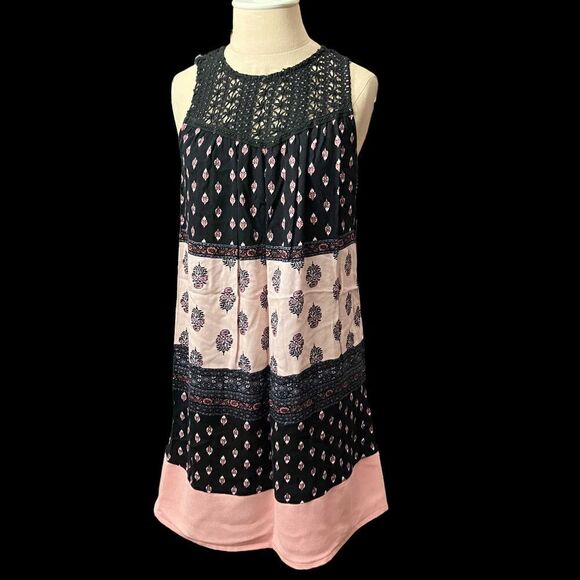 No tags in this cute dress. (Priced Accordingly). It’s a size S and so very Awes - Picture 1 of 6